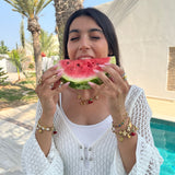 Collier Rina en acier inoxydable doré porté par le modèle en extérieur - Ordiajade