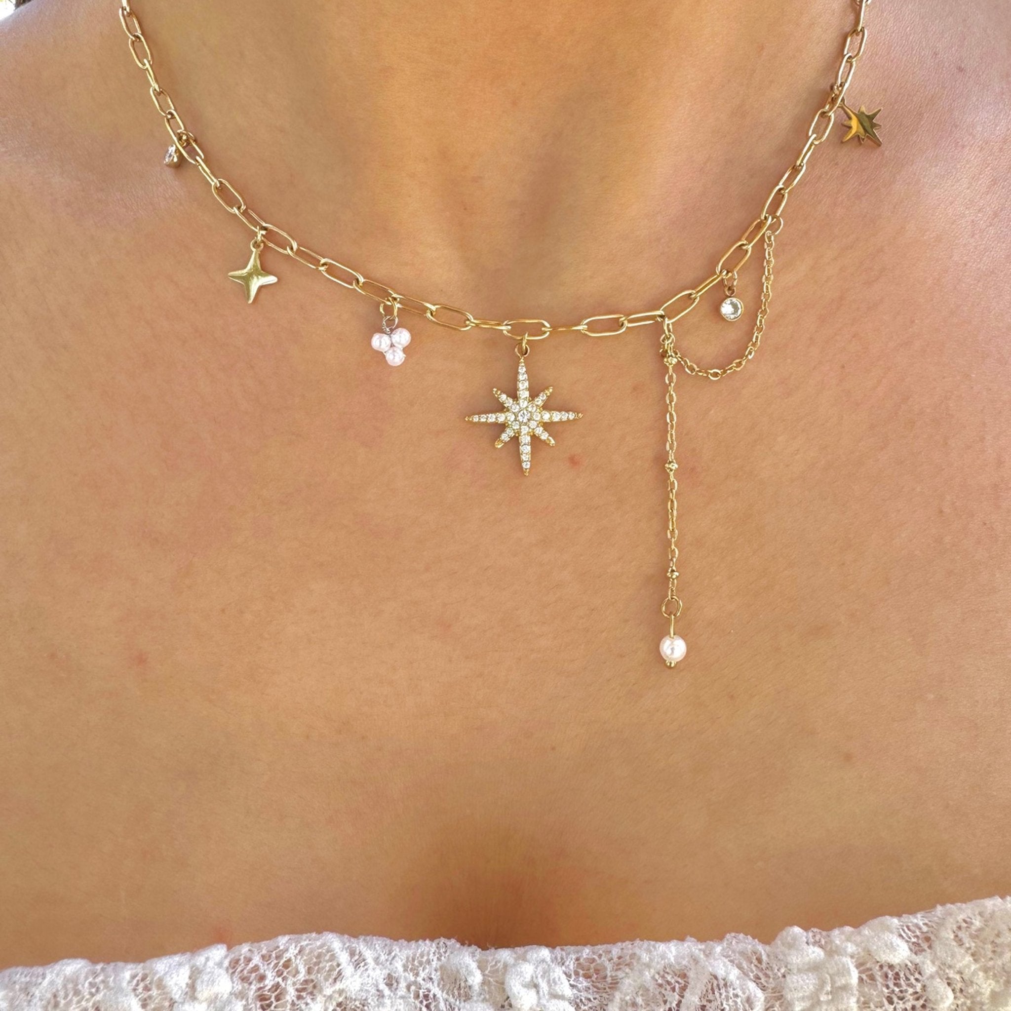 Gros plan sur le collier Rymess doré en acier inoxydable porté au cou.