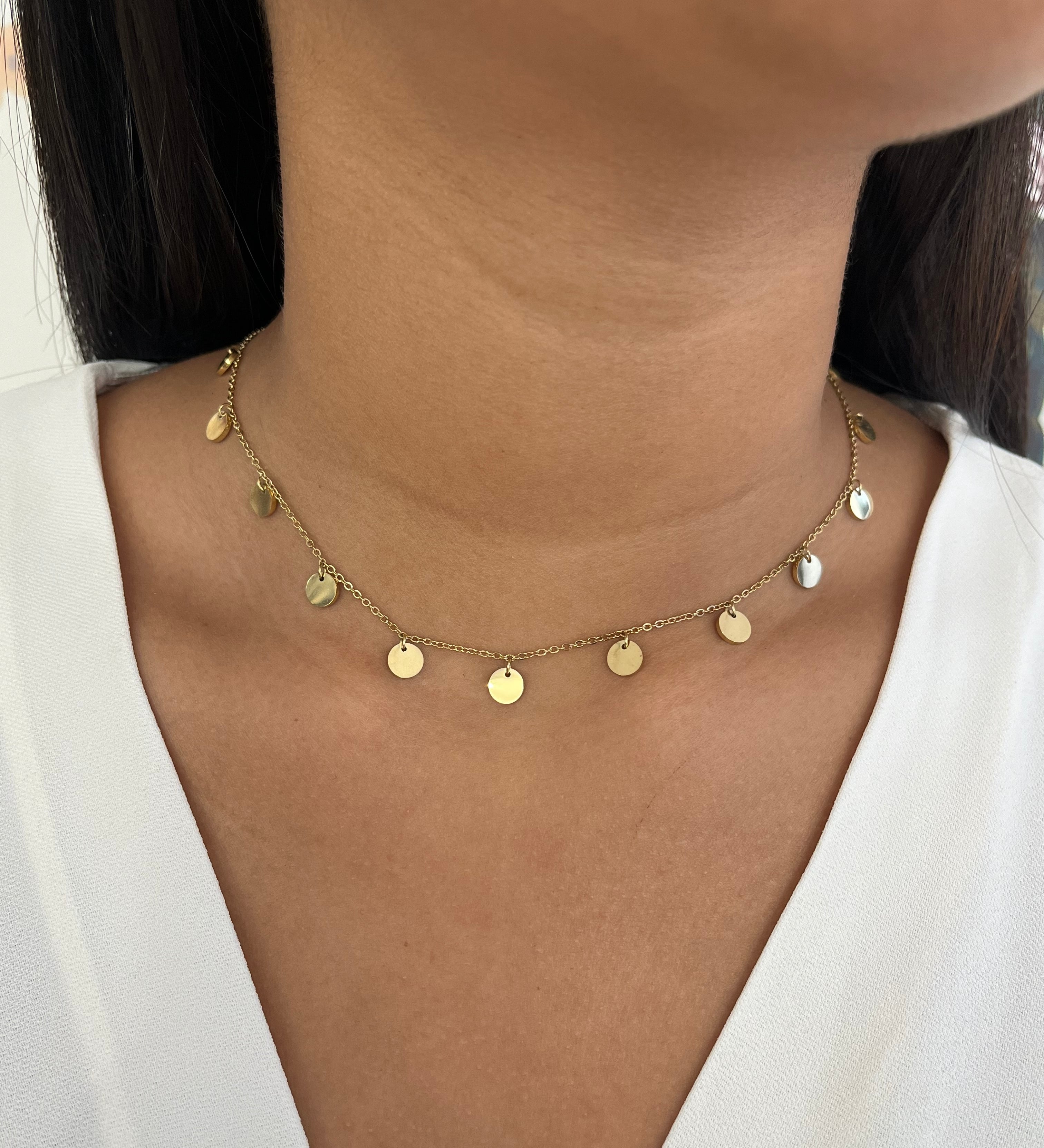 Collier Scandal en acier inoxydable doré à pampilles pastilles porté au cou - Ordiajade