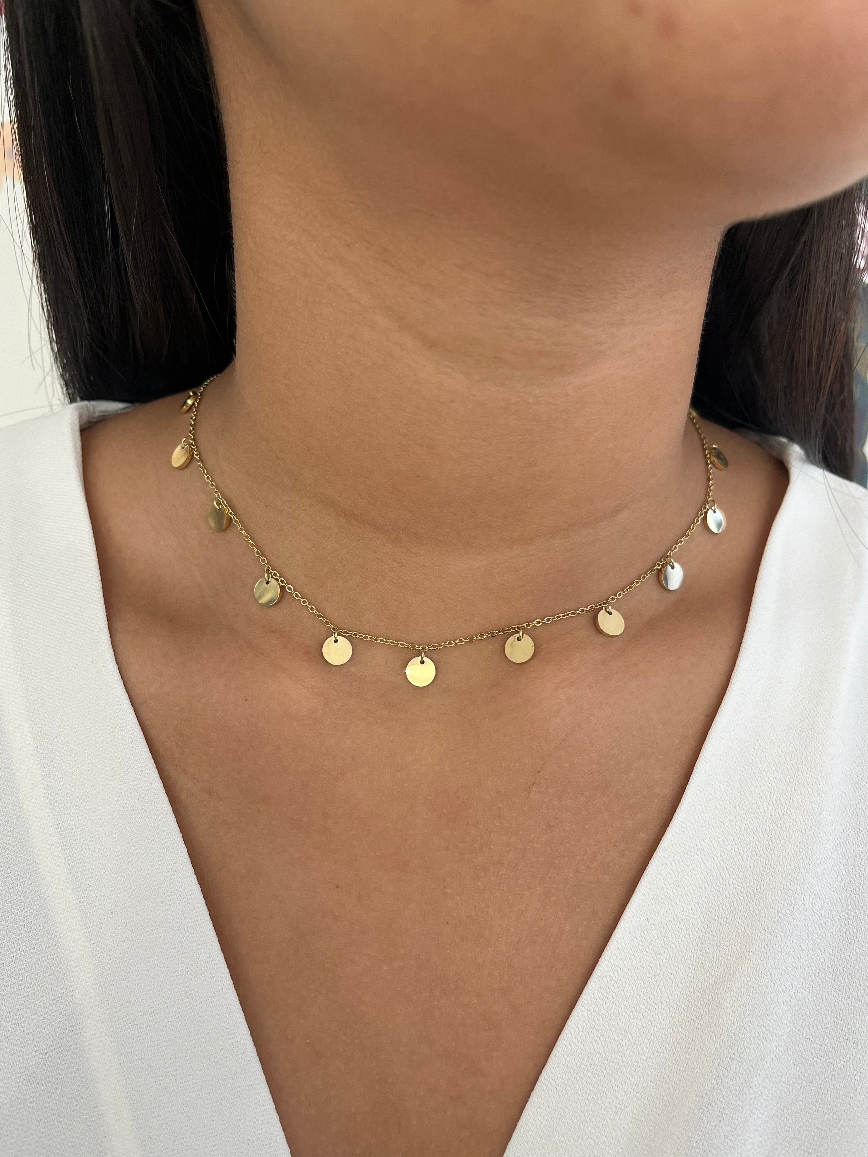 Collier Scandal en acier inoxydable doré à pampilles pastilles porté au cou - Ordiajade