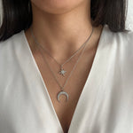 Collier Sibel double chaîne en acier inoxydable argenté porté en décolleté - Ordiajade