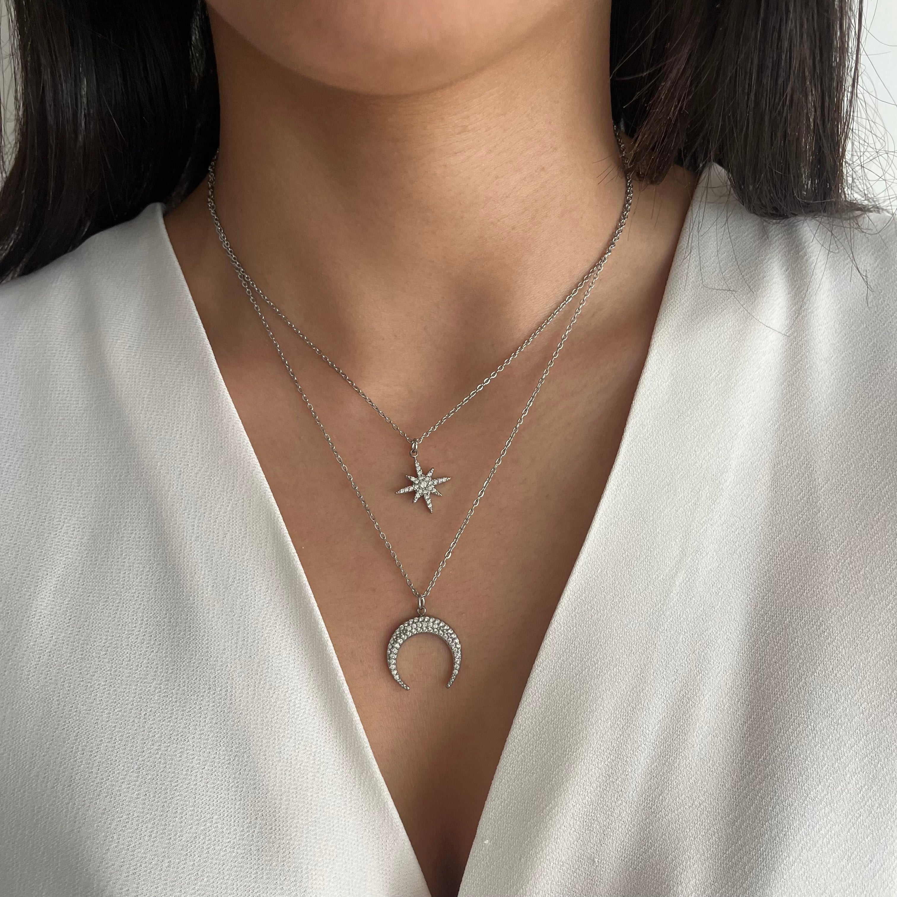 Collier Sibel double chaîne en acier inoxydable argenté porté en décolleté - Ordiajade