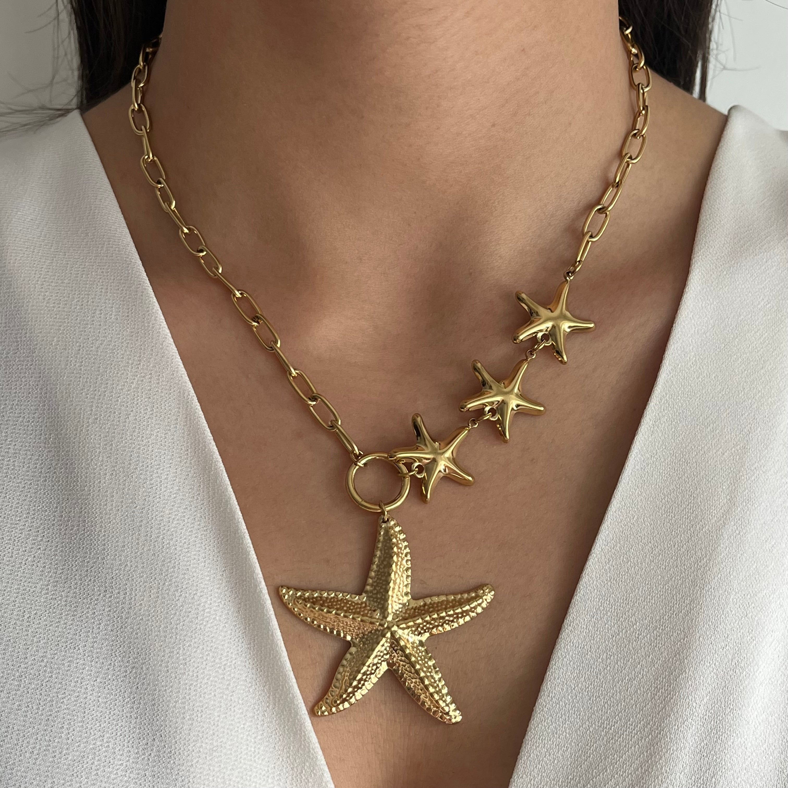 Collier Sira en acier inoxydable doré avec pendentif grande étoile de mer et petites étoiles porté au cou - Ordiajade
