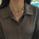 Collier doré en acier inoxydable avec gros pendentif soleil et charms cœur rose trèfle porté au cou - Ordiajade