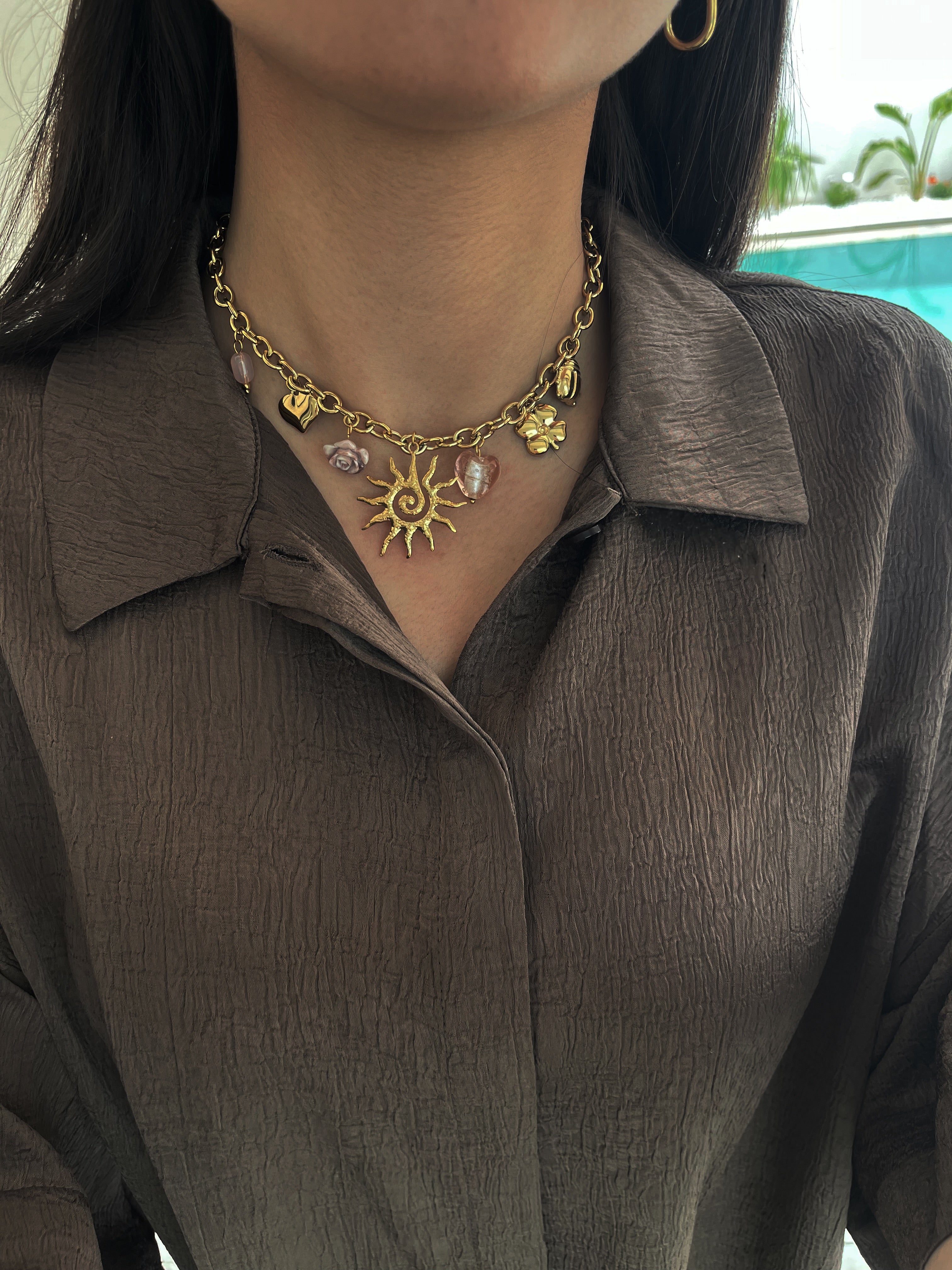 Collier doré en acier inoxydable avec gros pendentif soleil et charms cœur rose trèfle porté au cou - Ordiajade