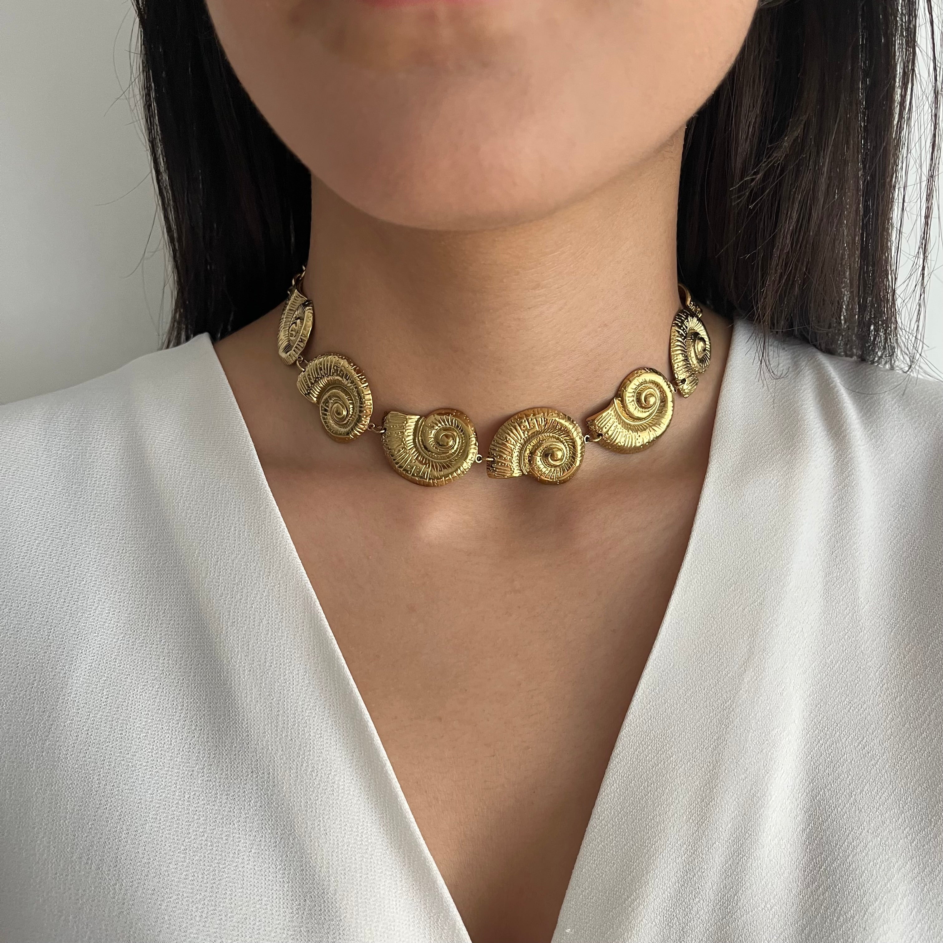 Collier Sora en acier inoxydable doré motif coquillages porté en ras-de-cou - Ordiajade