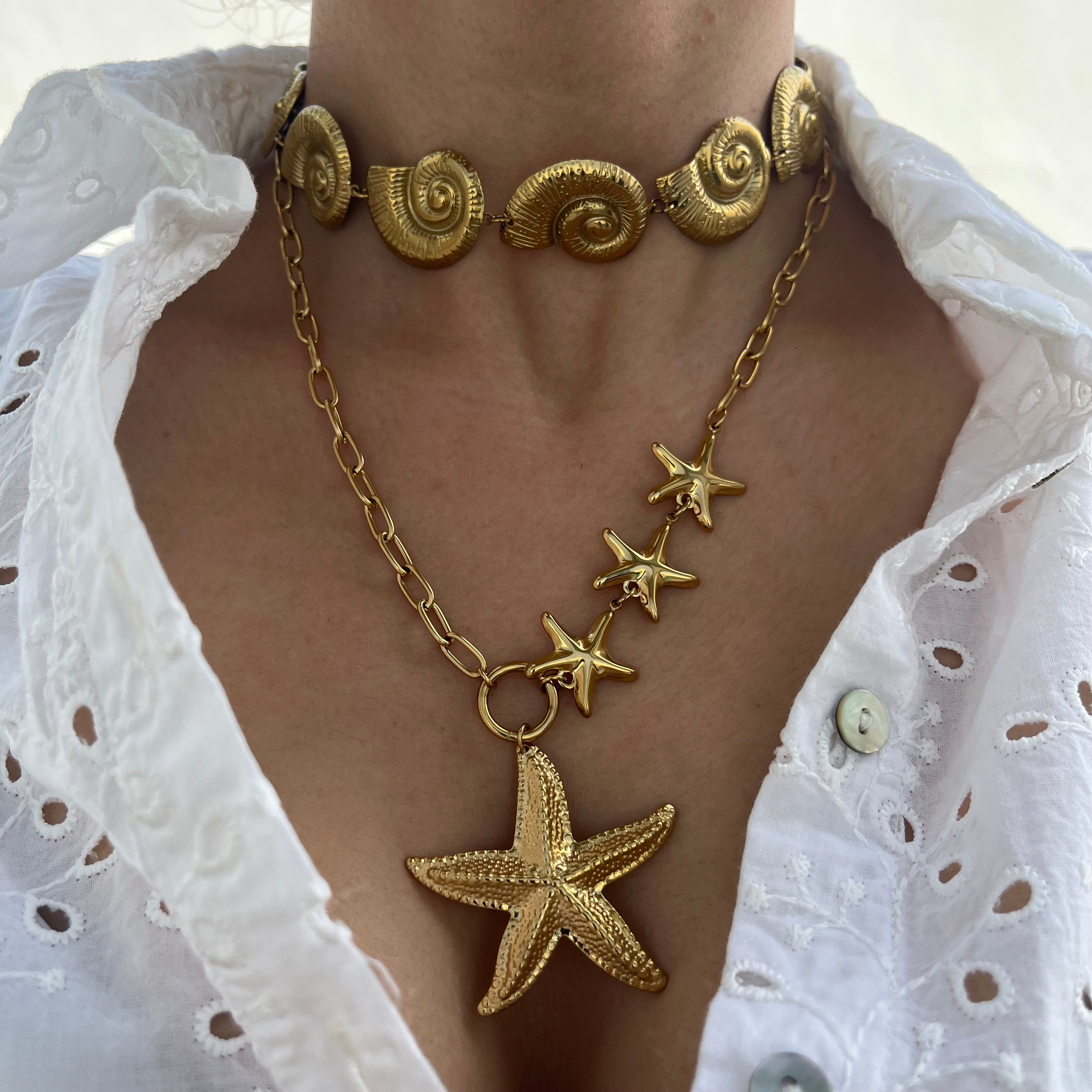 Collier Sora doré superposé avec d'autres bijoux motifs marins - Ordiajade