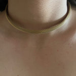 Collier ras-de-cou rigide doré Gaya à maille texturée porté au cou - Ordiajade