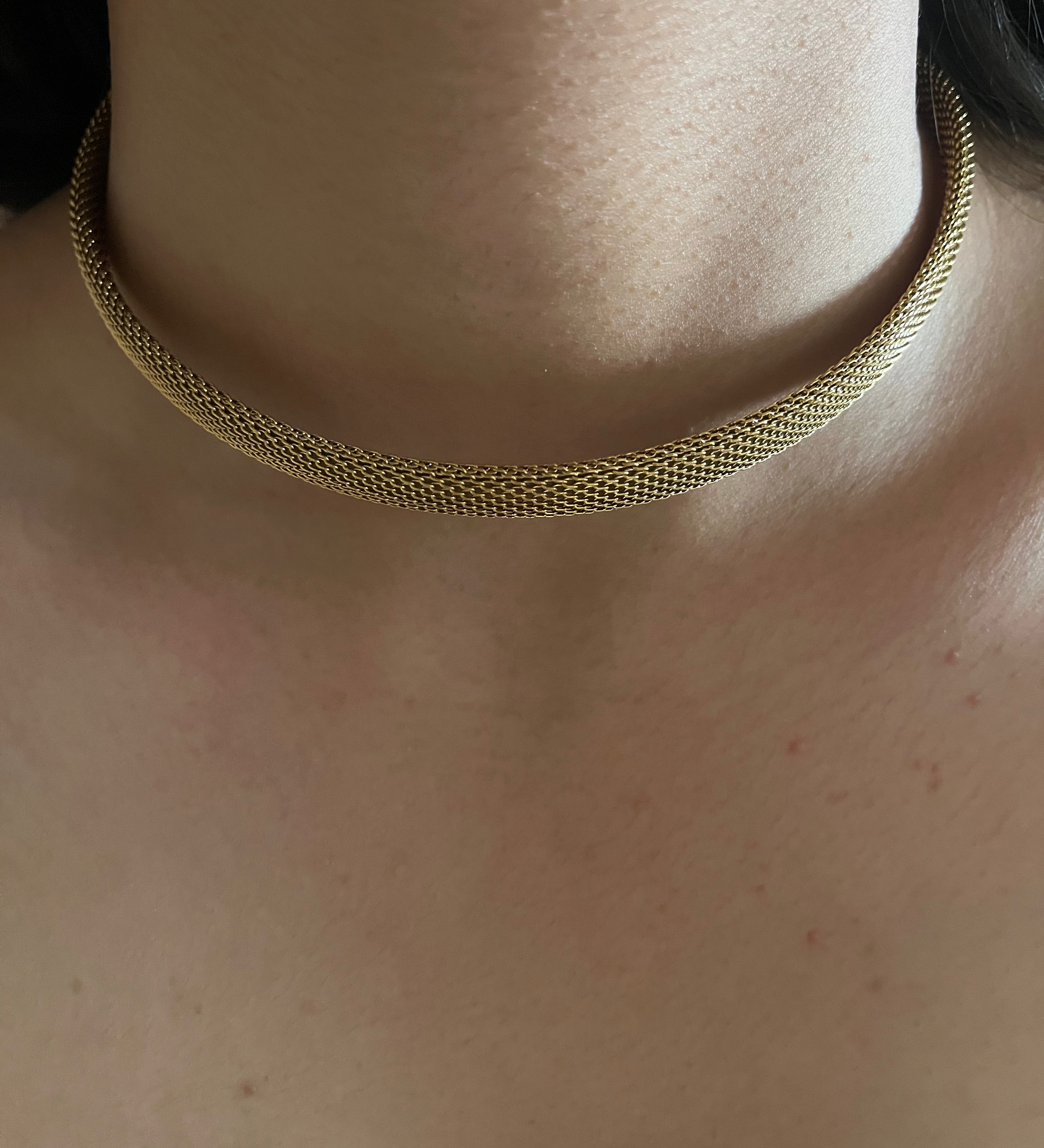 Collier ras-de-cou rigide doré Gaya à maille texturée porté au cou - Ordiajade