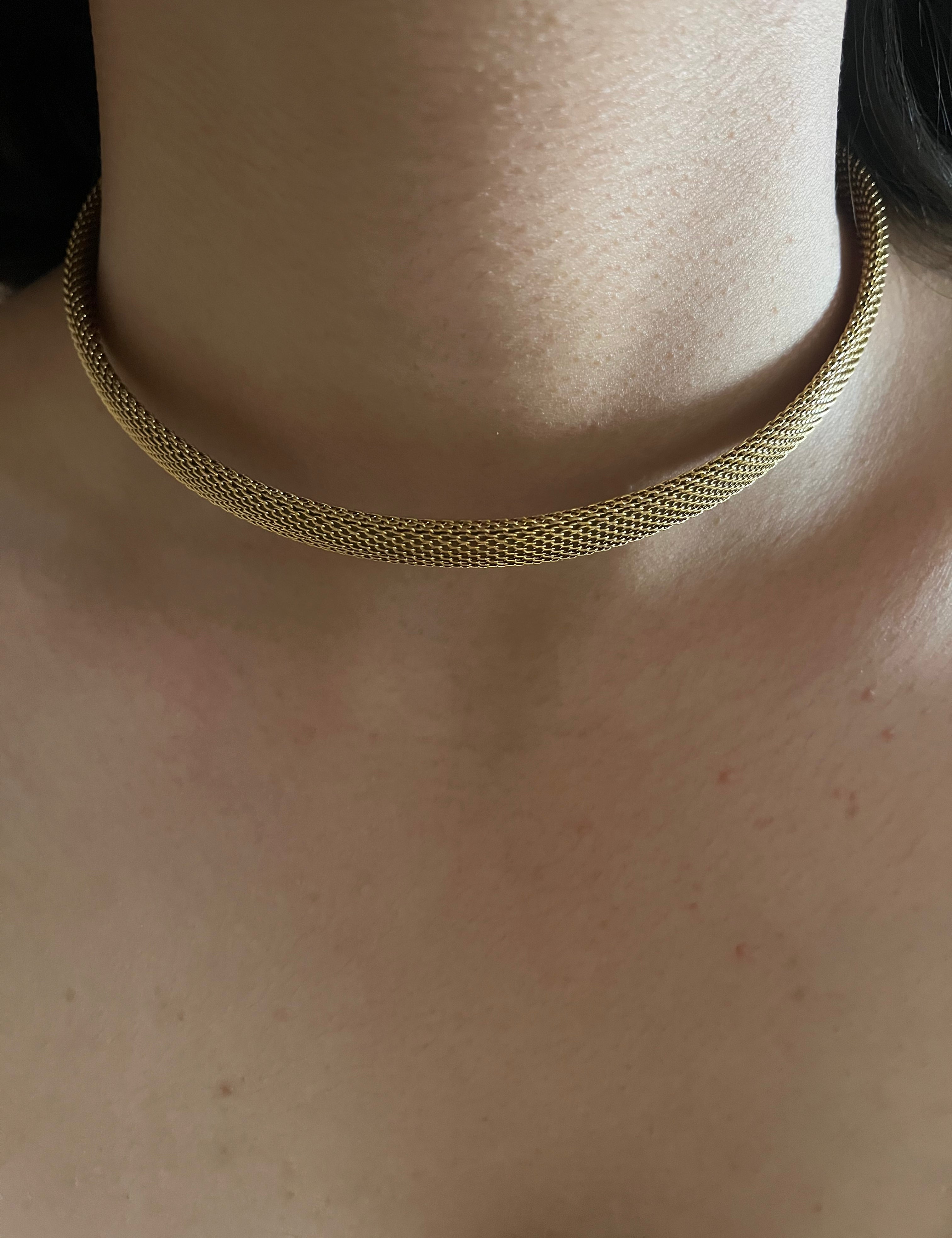 Collier ras-de-cou rigide doré Gaya à maille texturée porté au cou - Ordiajade