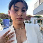 Collier ras-de-cou rigide doré Nour avec strass porté avec un blazer blanc - Ordiajade