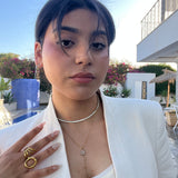 Collier ras-de-cou rigide doré Nour avec strass porté avec un blazer blanc - Ordiajade