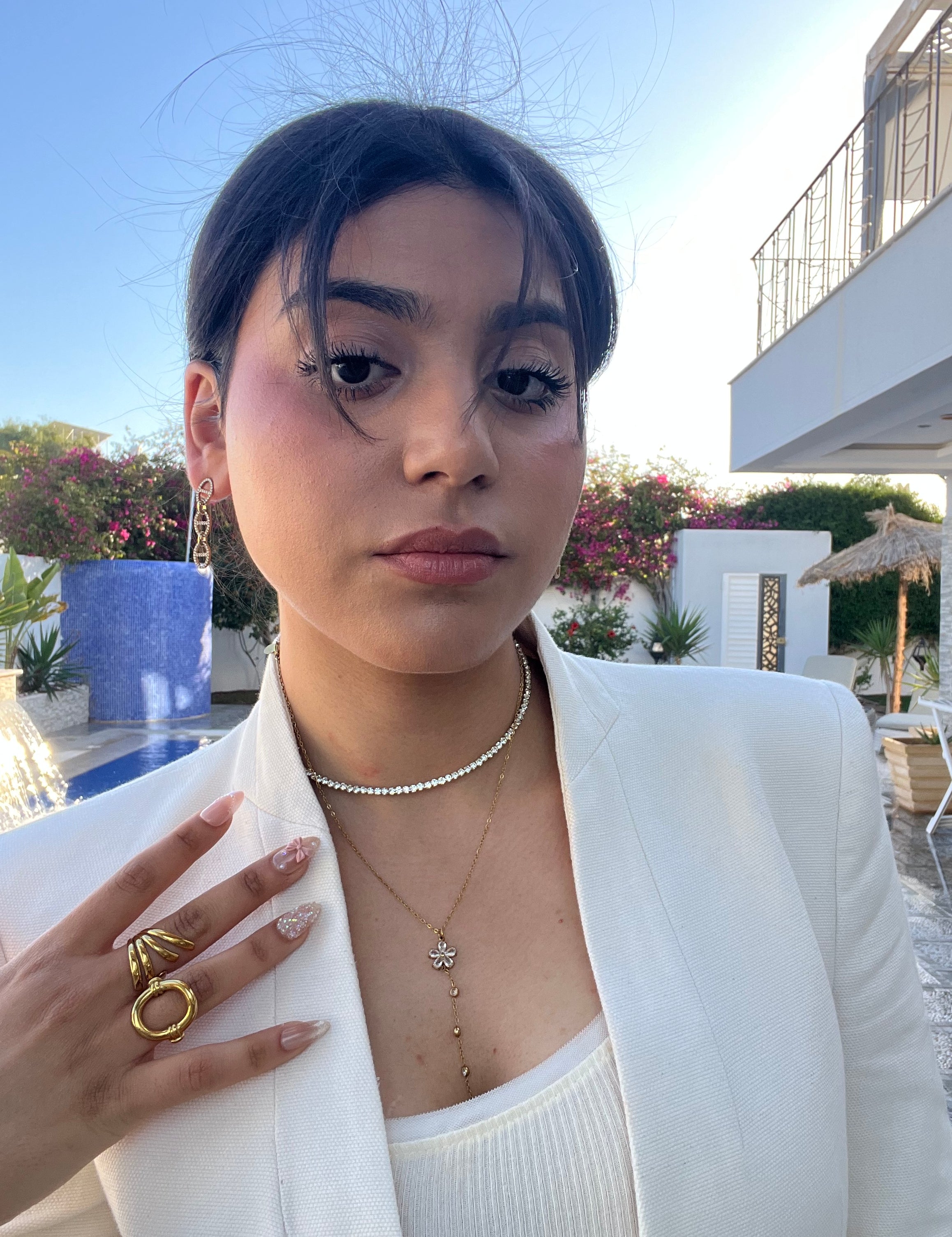 Collier ras-de-cou rigide doré Nour avec strass porté avec un blazer blanc - Ordiajade