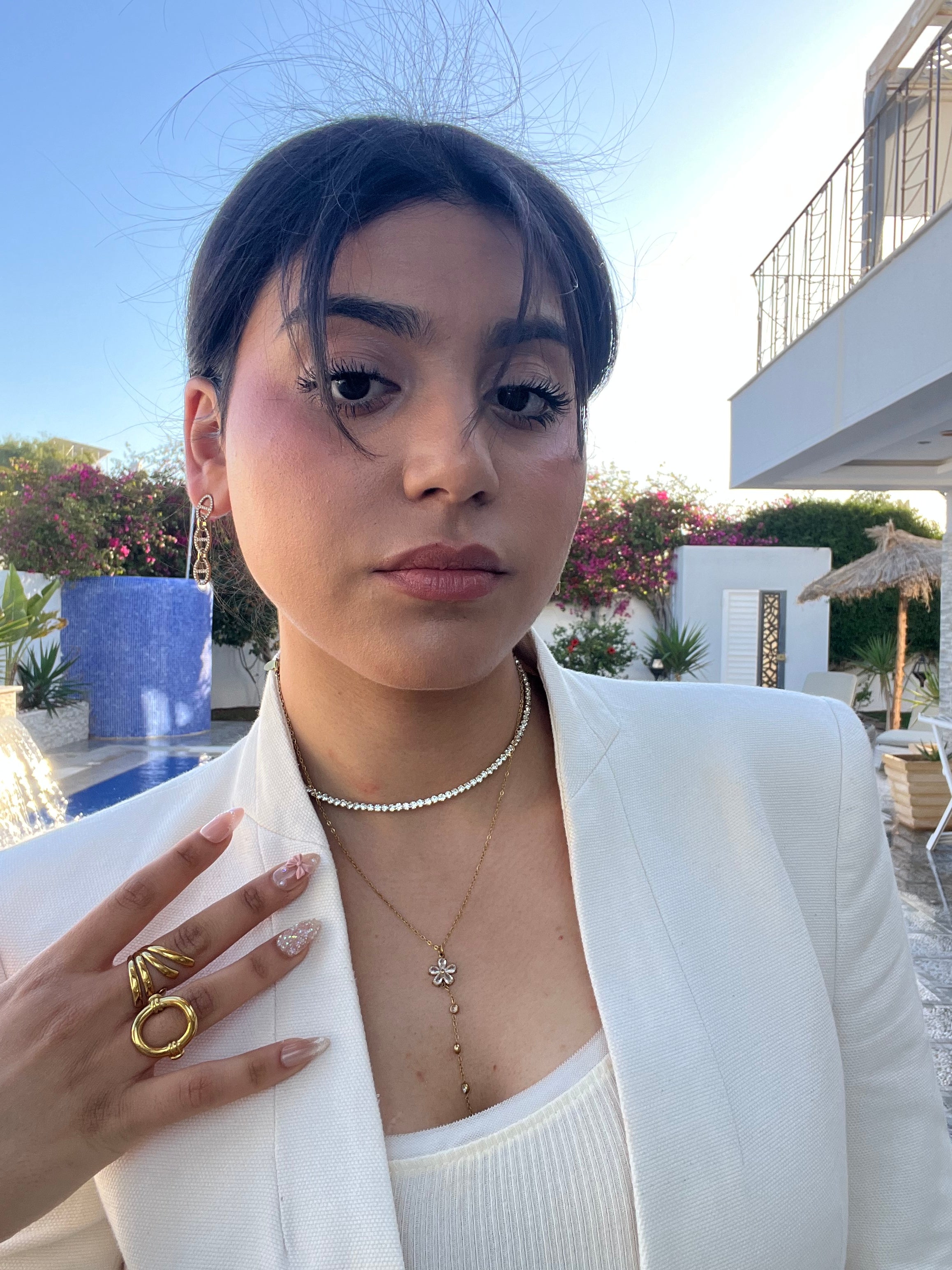 Collier ras-de-cou rigide doré Nour avec strass porté avec un blazer blanc - Ordiajade