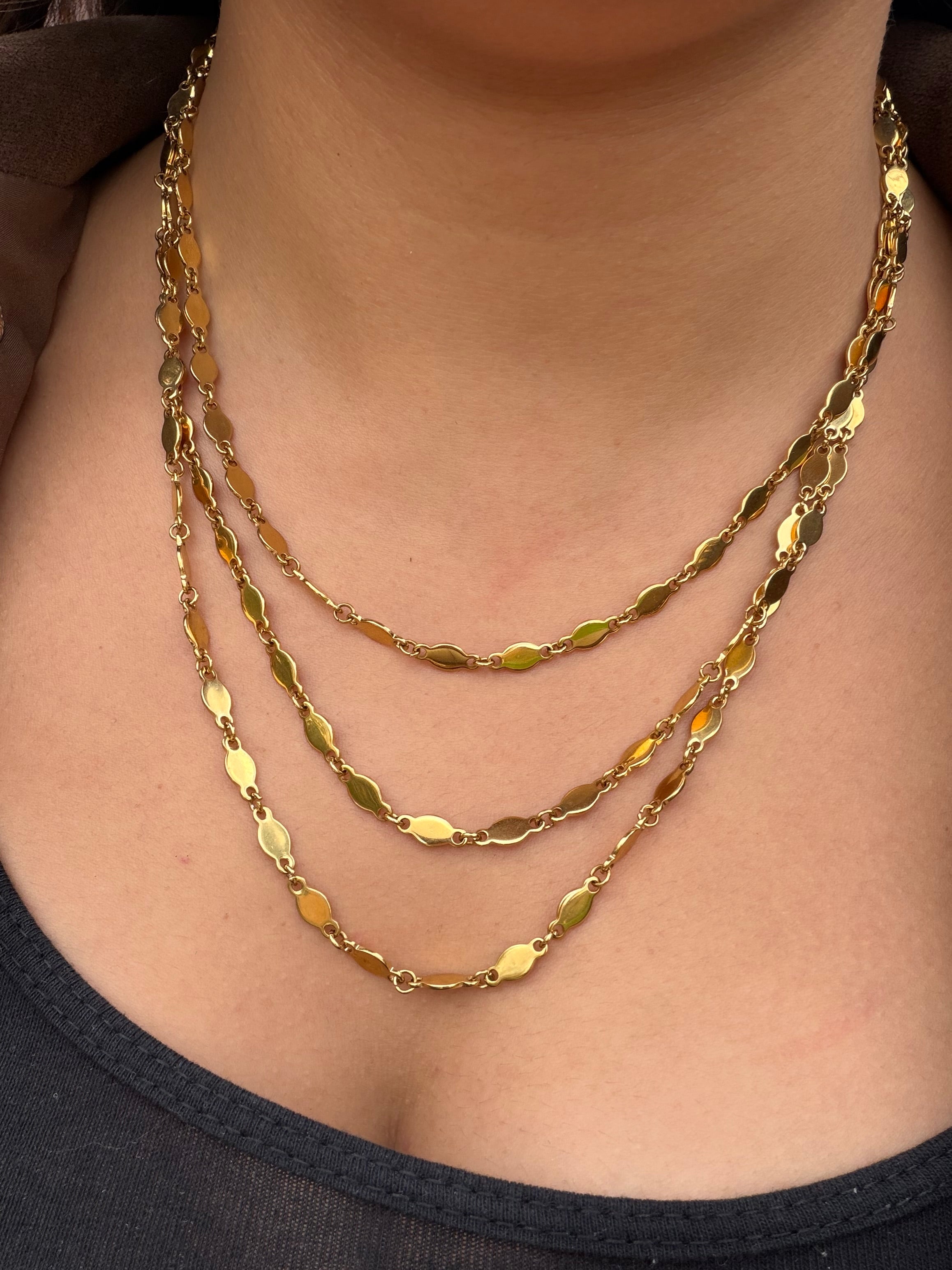 Collier Odéon doré à trois rangs de pastilles ovales porté au cou - Ordiajade