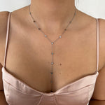 Collier Y fin et discret Elyna en acier inoxydable argenté porté sur le décolleté - Ordiajade.