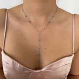 Collier Y fin et discret Elyna en acier inoxydable argenté porté sur le décolleté - Ordiajade.