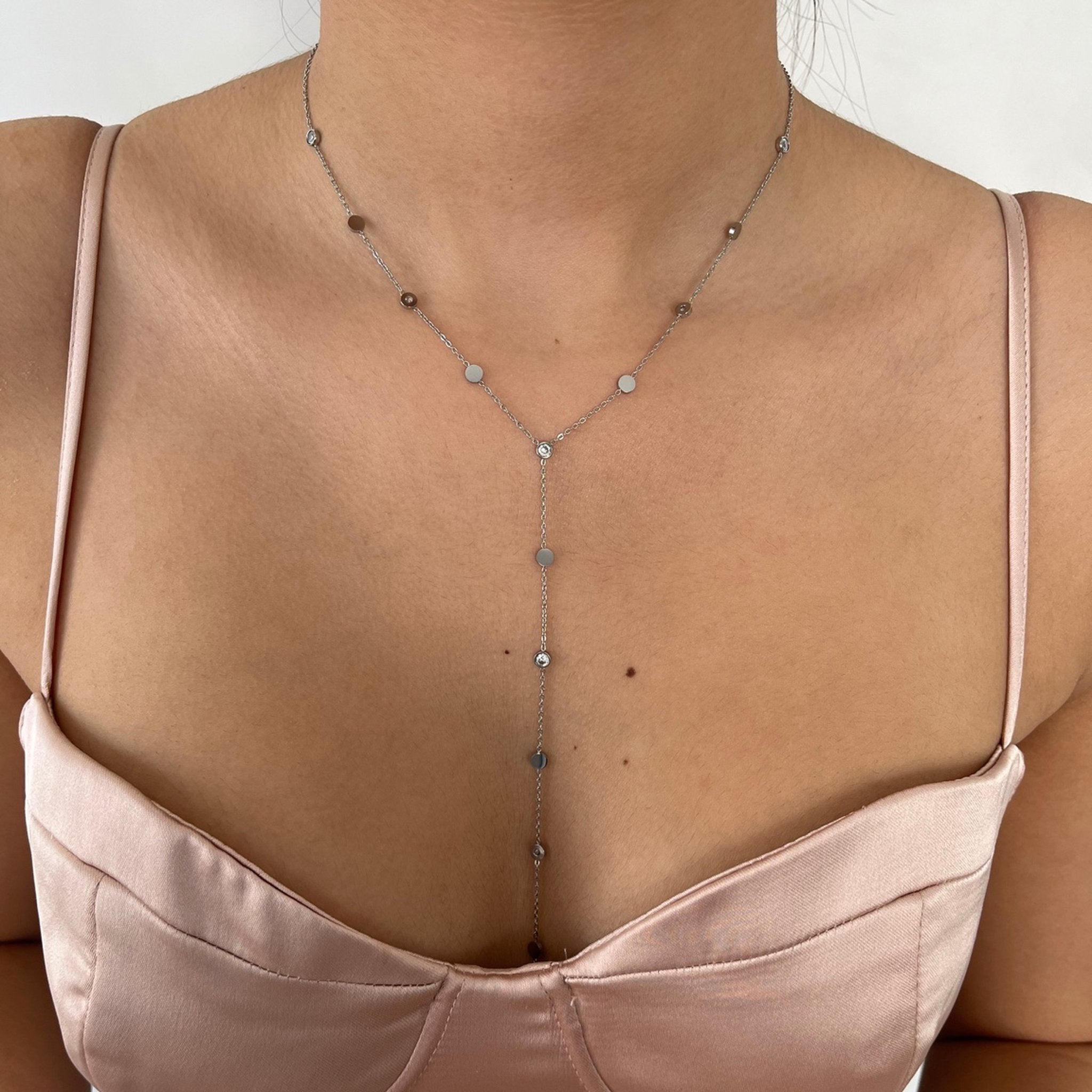 Collier Y fin et discret Elyna en acier inoxydable argenté porté sur le décolleté - Ordiajade.