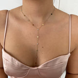 Collier Y minimaliste Elyna en acier inoxydable doré porté sur le décolleté - Ordiajade.