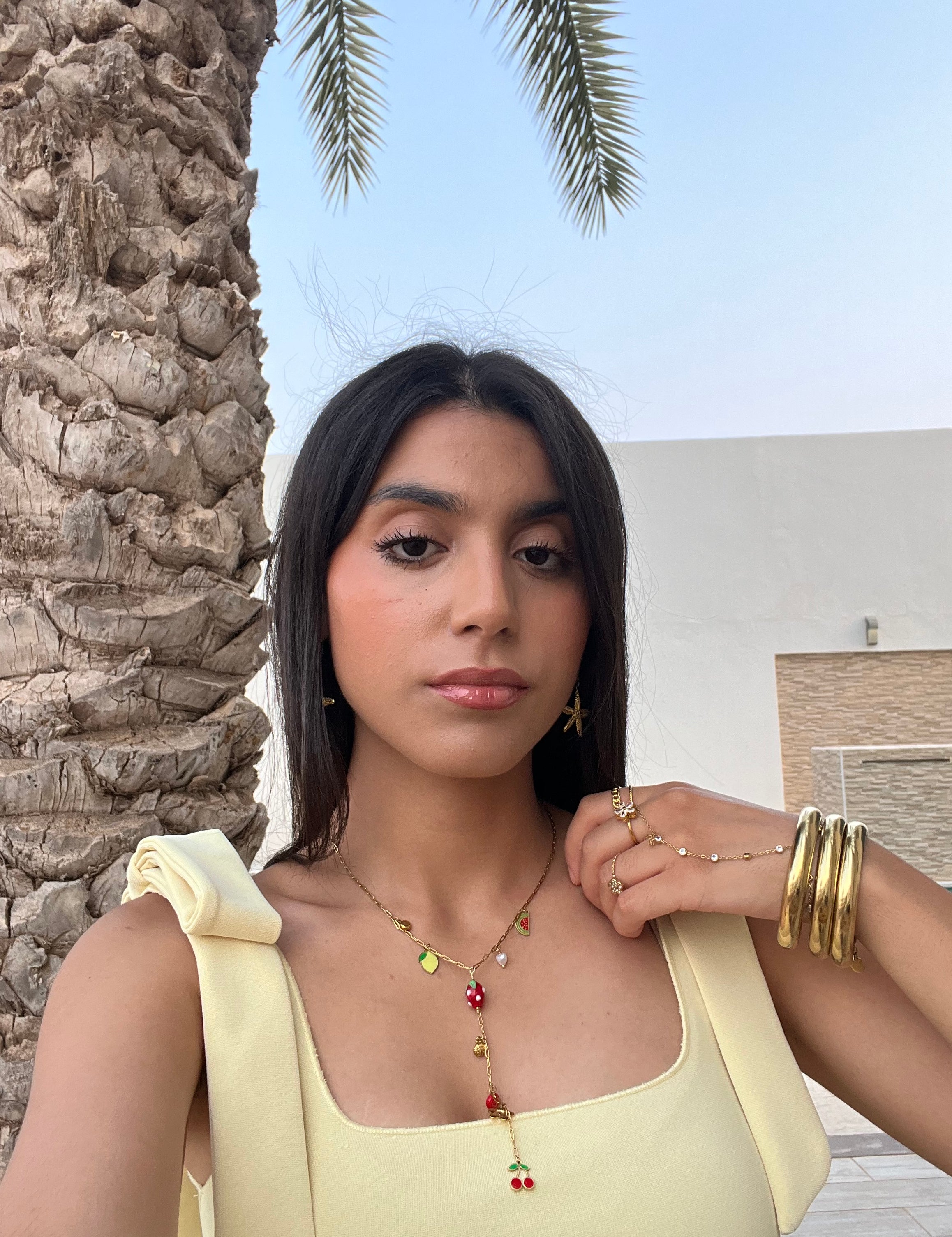 Collier en Y Cerise Fraise en acier inoxydable doré porté par le modèle - Ordiajade