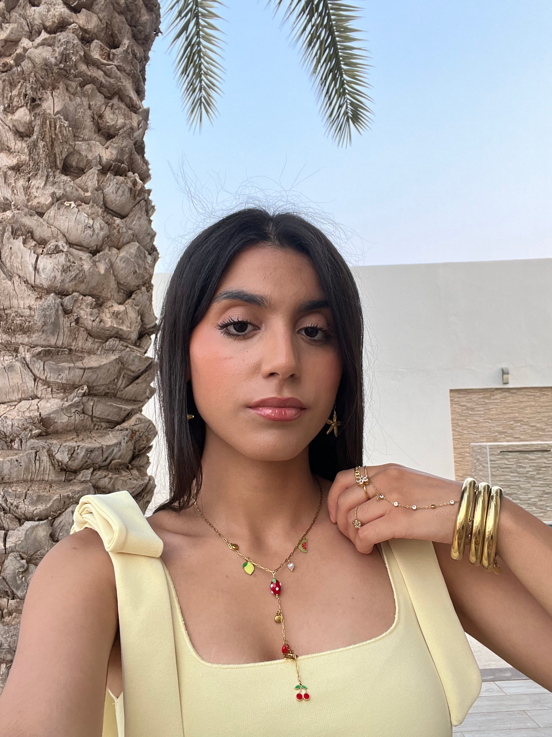 Collier en Y Cerise Fraise en acier inoxydable doré porté par le modèle - Ordiajade