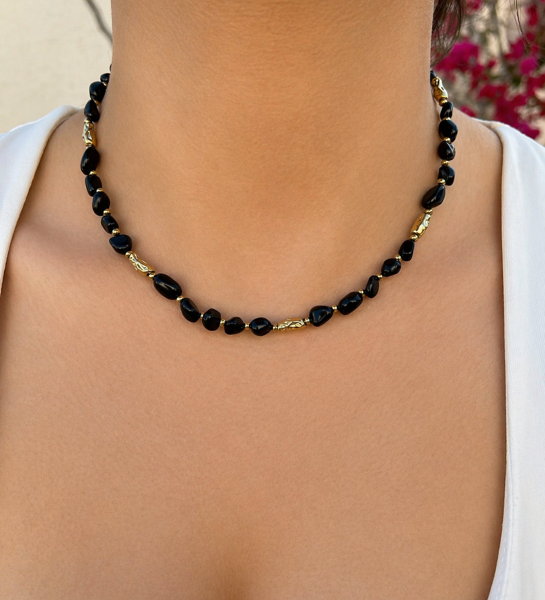 Collier ras-de-cou YUINA BLACK en pierres naturelles d'onyx noir et perles dorées - Ordiajade