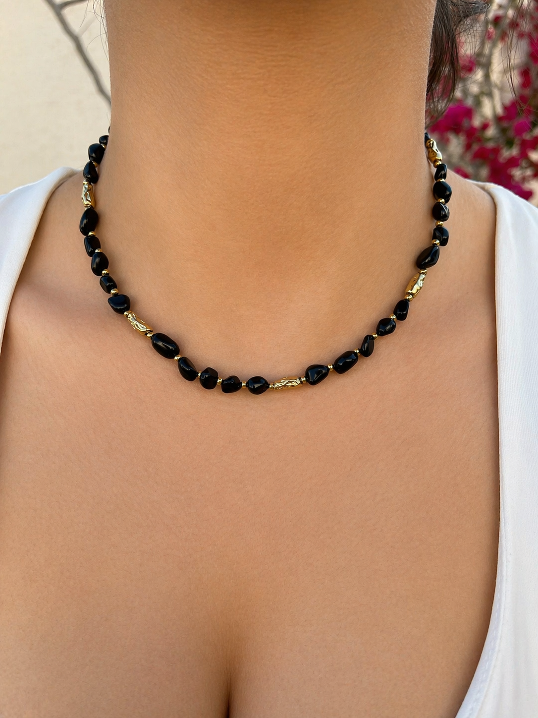 Collier ras-de-cou YUINA BLACK en pierres naturelles d'onyx noir et perles dorées - Ordiajade