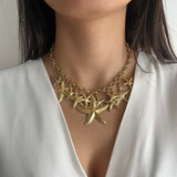 Collier Yuna en acier inoxydable doré à cascade d'étoiles de mer porté sur le décolleté - Ordiajade