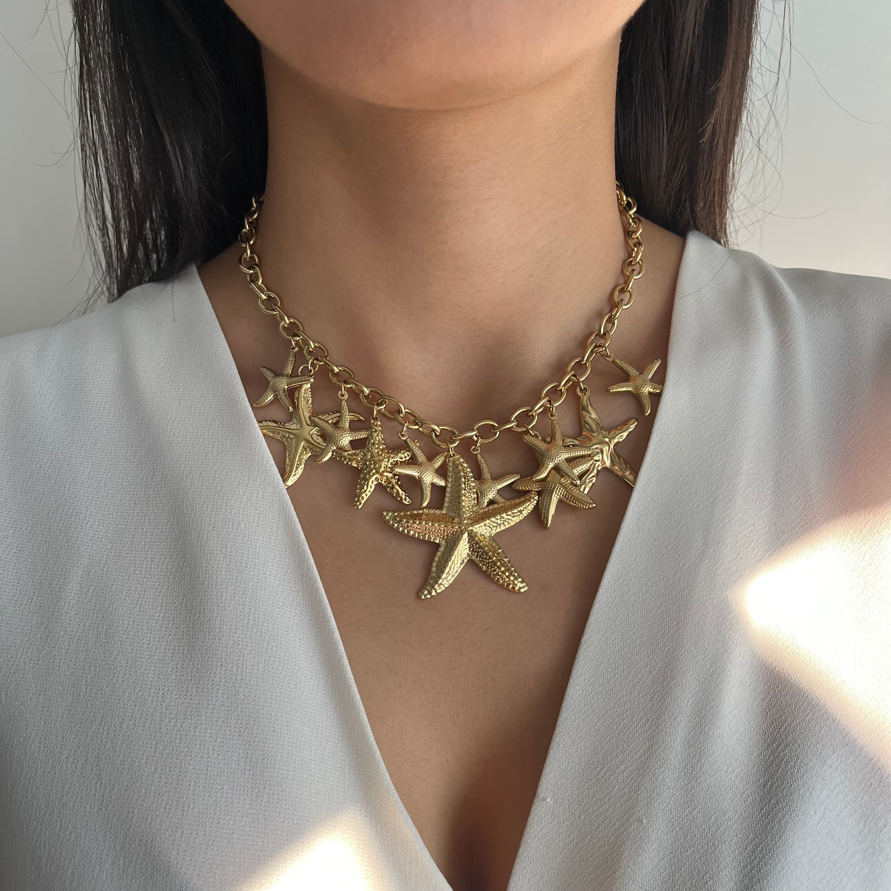 Collier Yuna à motifs étoiles de mer dorés en acier inoxydable porté au cou - Ordiajade