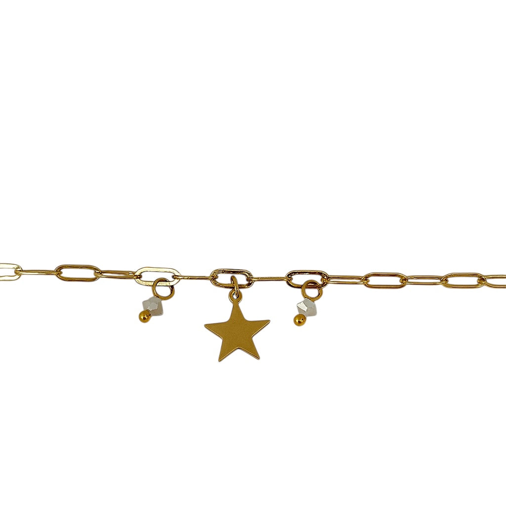 Gros plan sur les charms étoile et perle du bracelet Swanni en acier inoxydable.