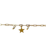 Gros plan sur les charms étoile et perle du bracelet Swanni en acier inoxydable.