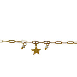 Gros plan sur les charms étoile et perle du bracelet Swanni en acier inoxydable.