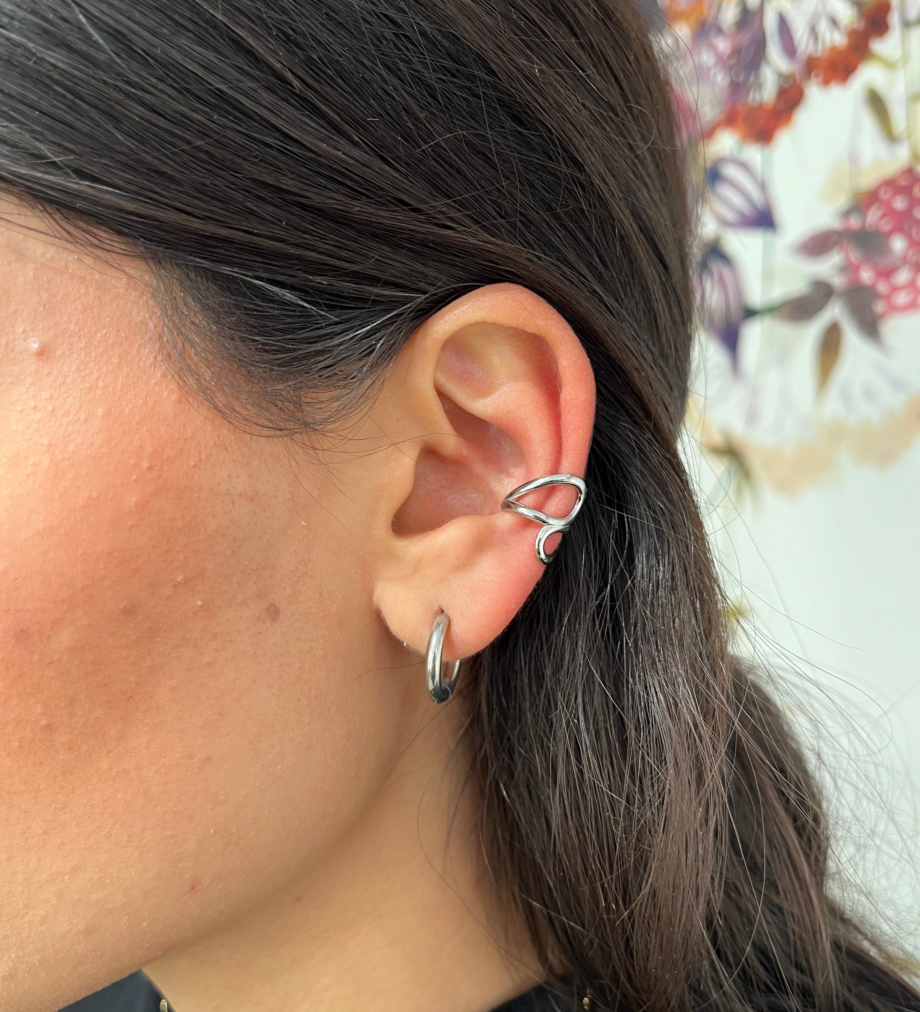 Earcuff Catalina en acier inoxydable argenté porté à l'oreille - Ordiajade