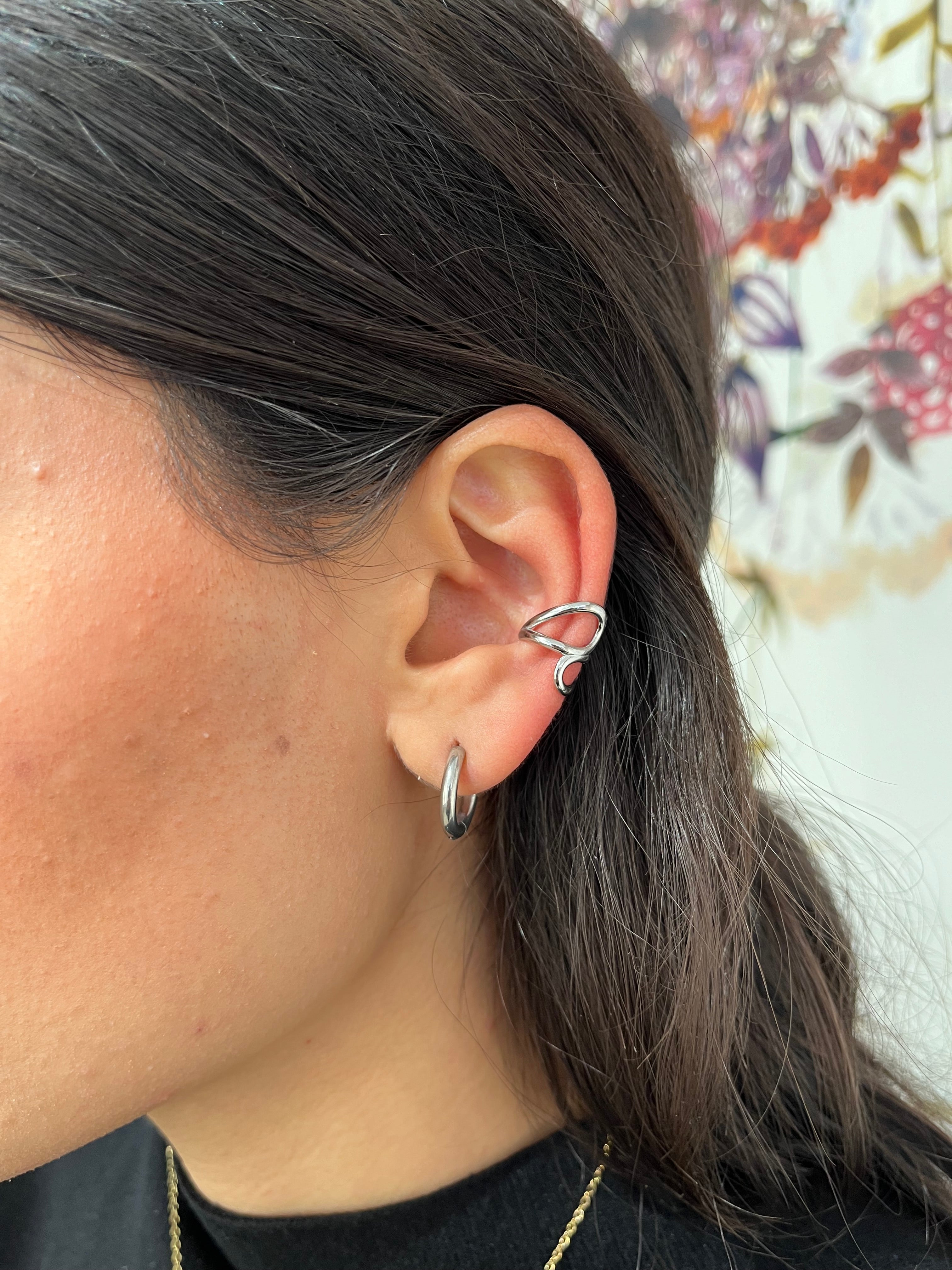 Earcuff Catalina en acier inoxydable argenté porté à l'oreille - Ordiajade
