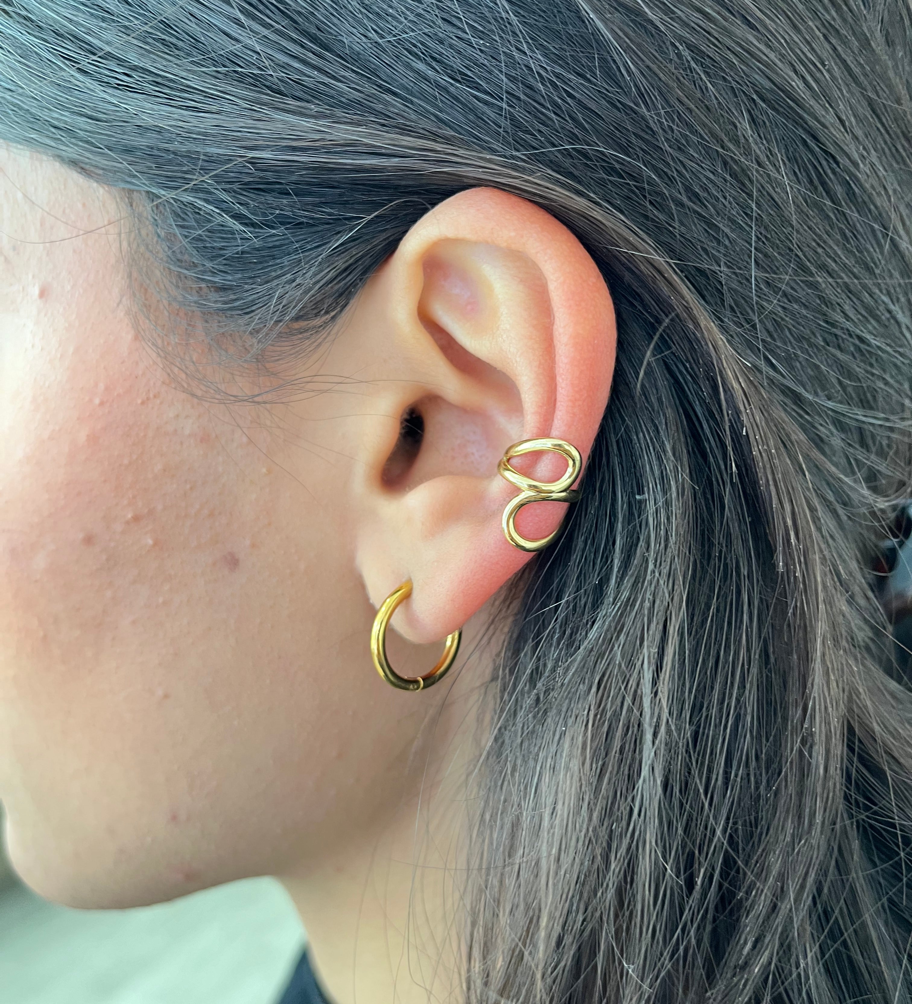 Earcuff Catalina en acier inoxydable doré à design croisé porté à l'oreille - Ordiajade