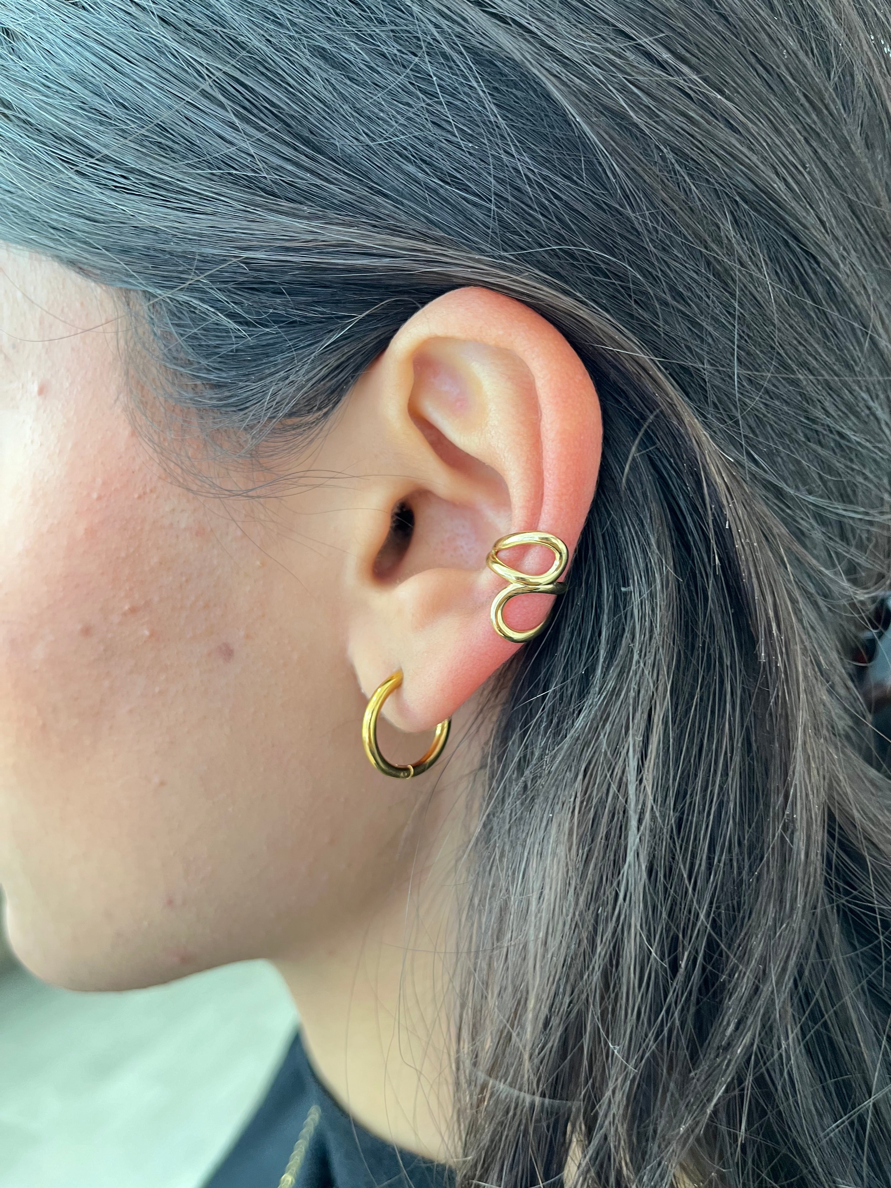 Earcuff Catalina en acier inoxydable doré à design croisé porté à l'oreille - Ordiajade