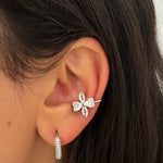 Earcuff argenté en forme de fleur avec cristaux brillants sur le cartilage - Ordiajade