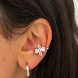 Earcuff argenté en forme de fleur avec cristaux brillants sur le cartilage - Ordiajade