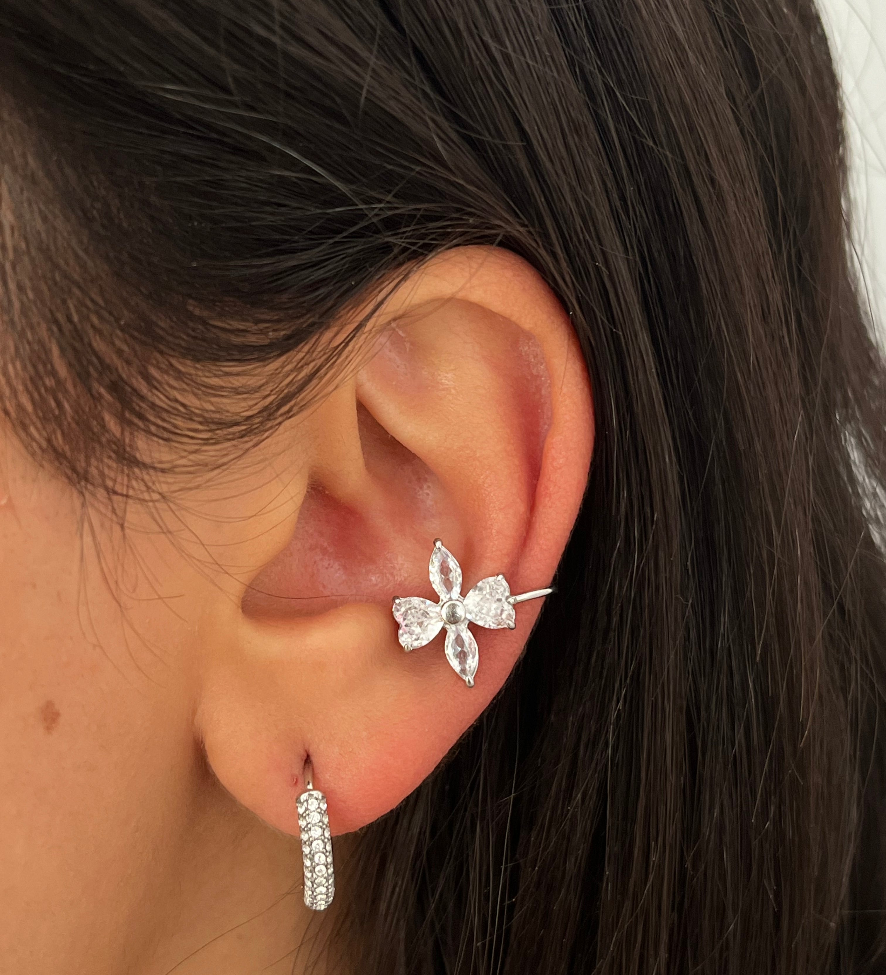 Earcuff argenté en forme de fleur avec cristaux brillants sur le cartilage - Ordiajade