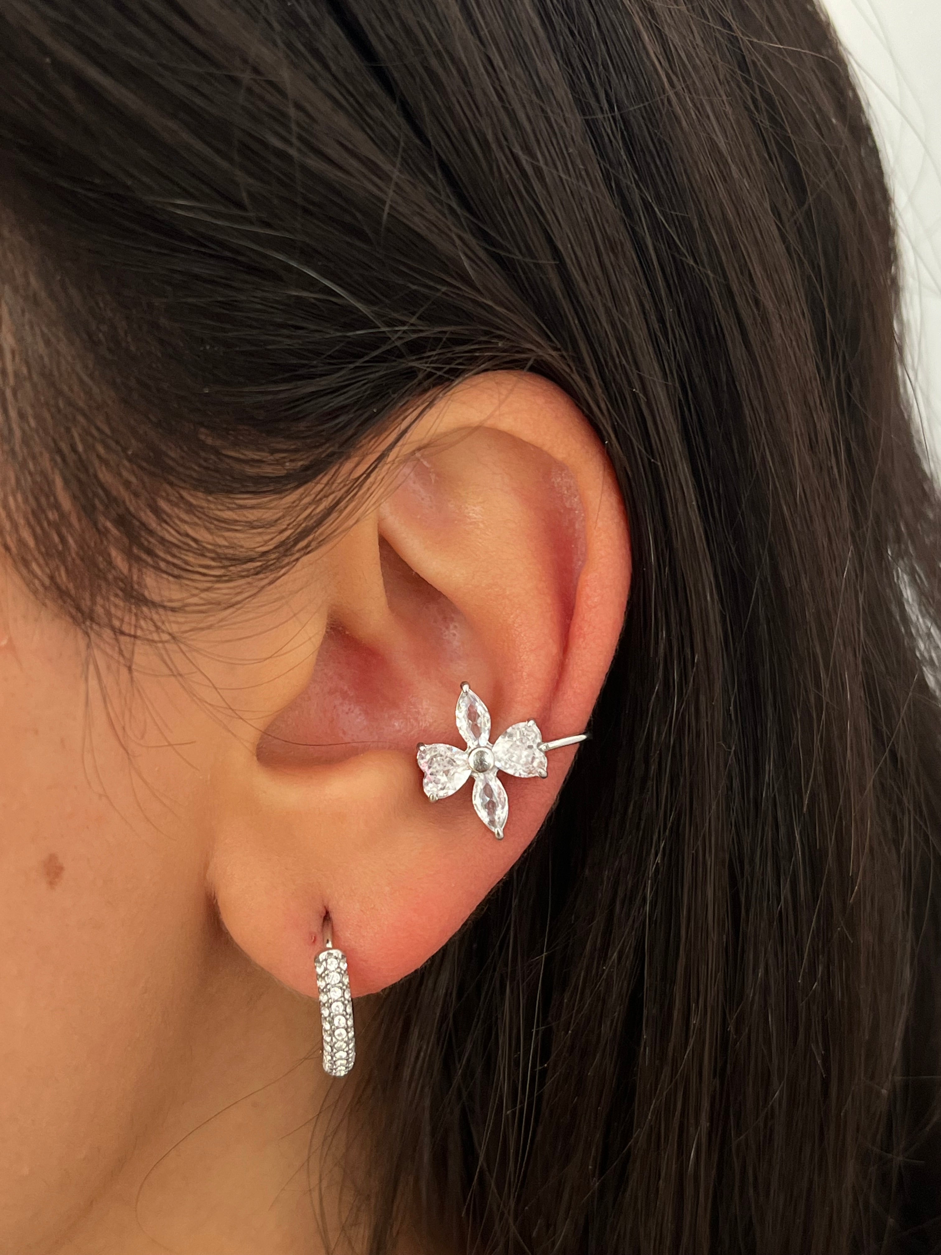 Earcuff argenté en forme de fleur avec cristaux brillants sur le cartilage - Ordiajade