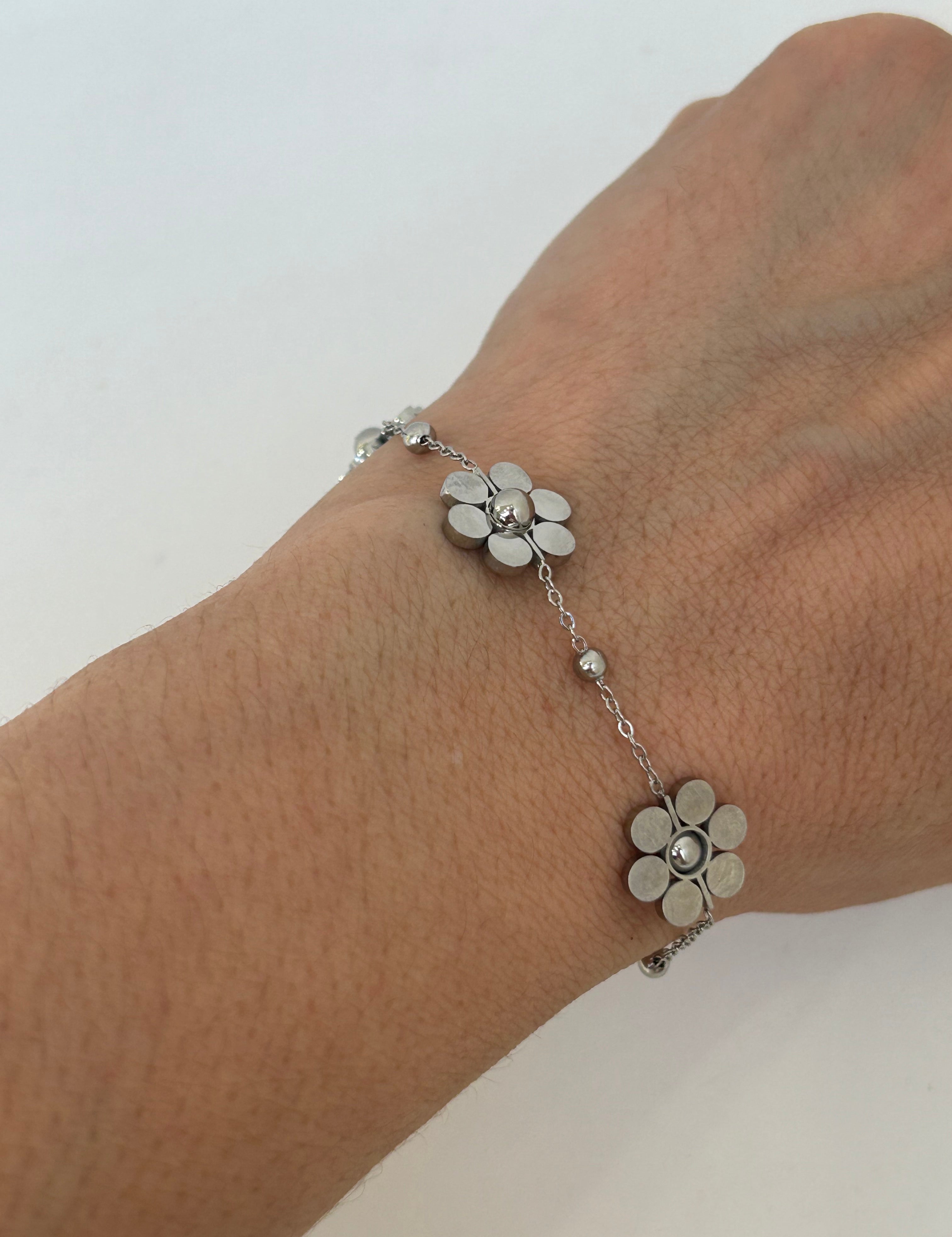 Bracelet Fleurs argenté à petites fleurs stylisées porté au poignet - Ordiajade