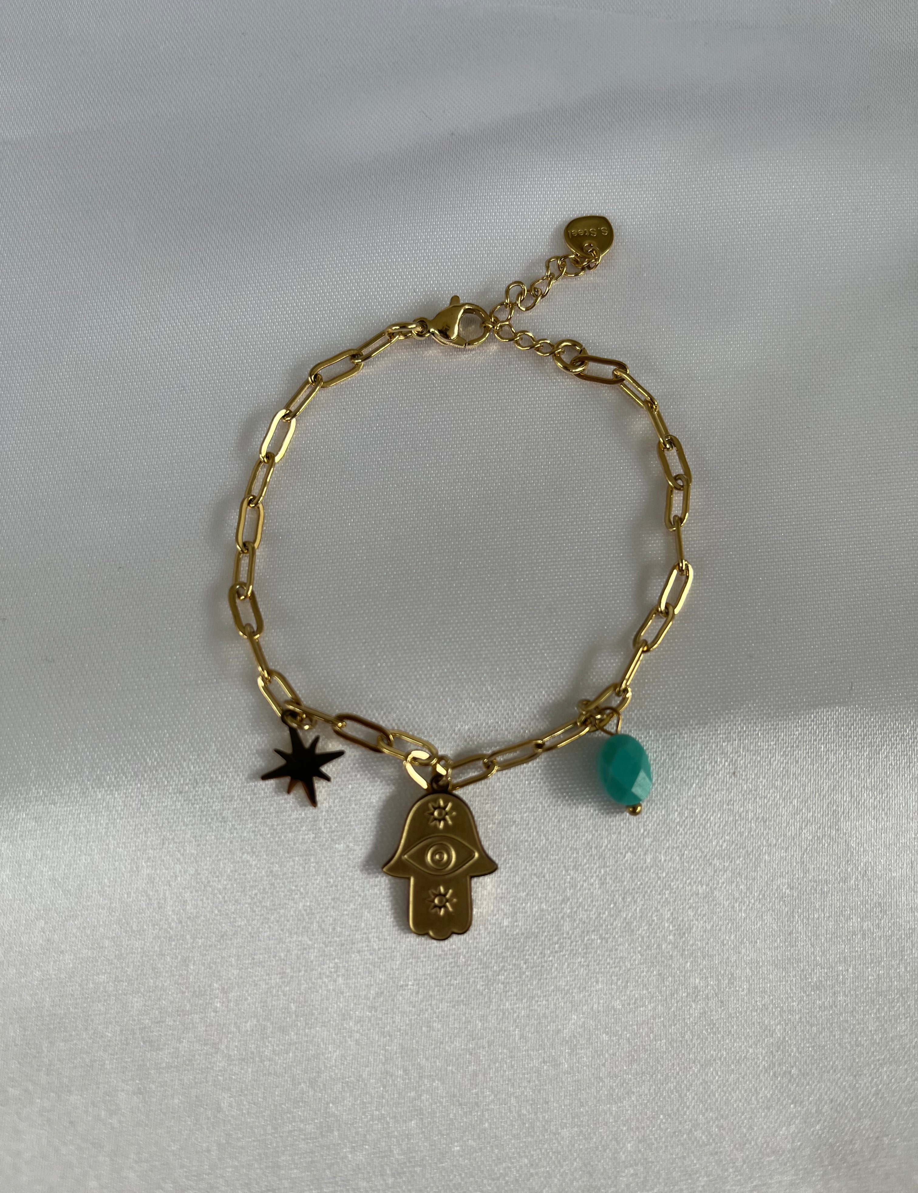 Bracelet Blue doré à maillons allongés et breloques, sur fond gris - Ordiajade