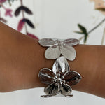Bracelet jonc Calimara argenté en acier inoxydable porté au poignet - Ordiajade