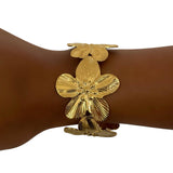 Bracelet jonc Calimara doré à fleurs texturées porté au poignet - Ordiajade