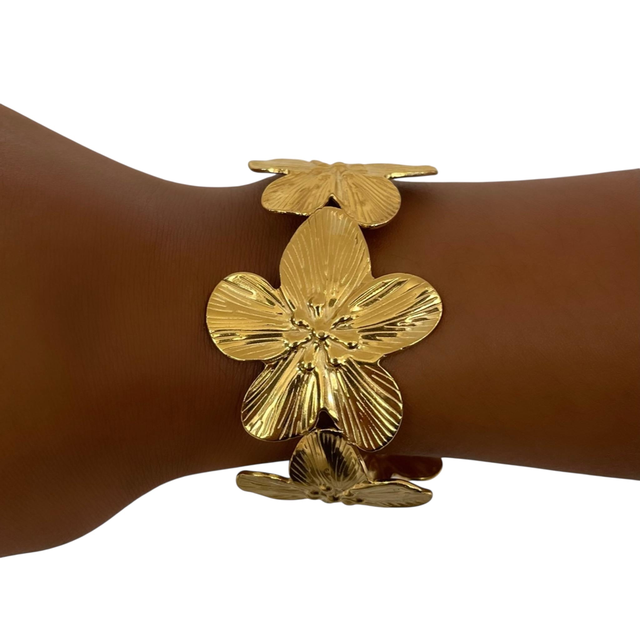 Bracelet jonc Calimara doré à fleurs texturées porté au poignet - Ordiajade