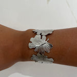 Bracelet jonc Gaara argenté à motif feuilles texturées porté au poignet - Ordiajade