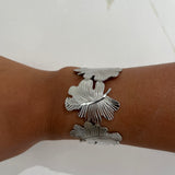 Bracelet jonc Gaara argenté à motif feuilles texturées porté au poignet - Ordiajade