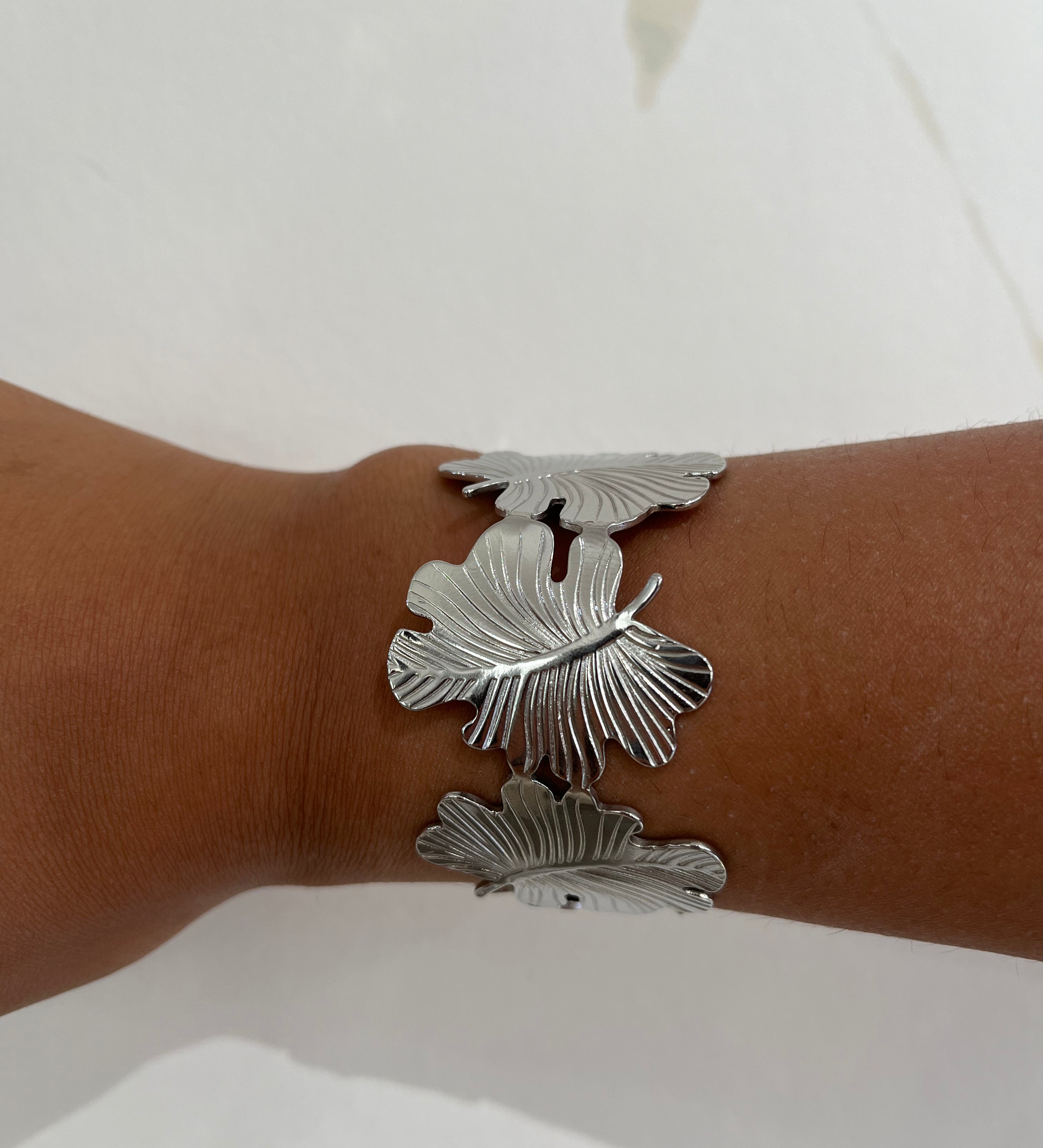 Bracelet jonc Gaara argenté à motif feuilles texturées porté au poignet - Ordiajade