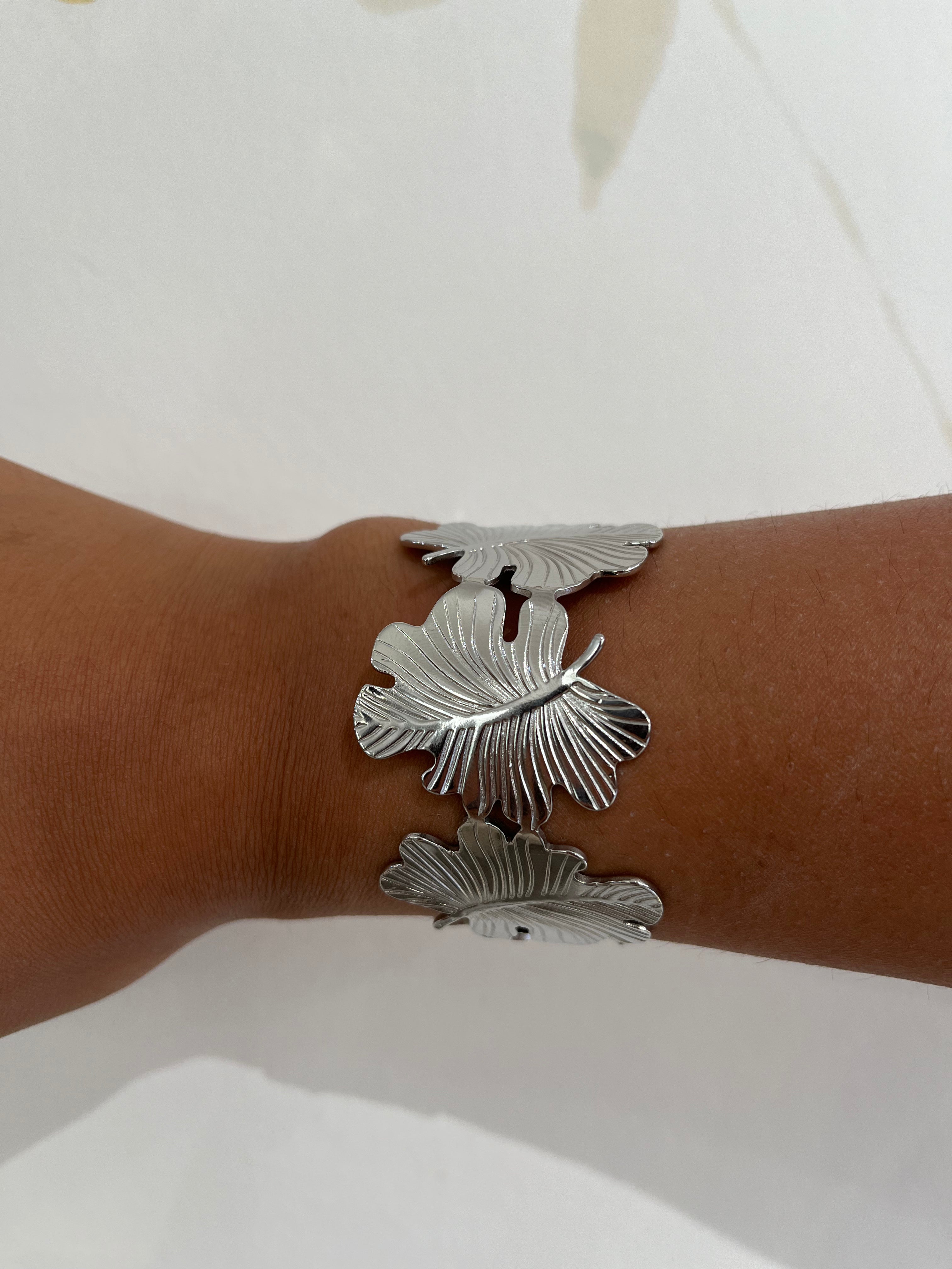 Bracelet jonc Gaara argenté à motif feuilles texturées porté au poignet - Ordiajade