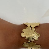 Bracelet jonc Gaara en acier inoxydable doré à motif feuilles porté au poignet - Ordiajade